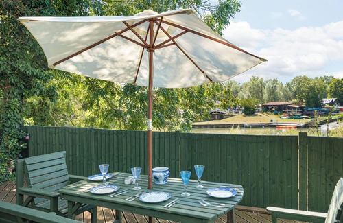 Chelmsford Cottage | Beautiful Island Lodge is situated right on the water’s edge at Paper Mill Lock.