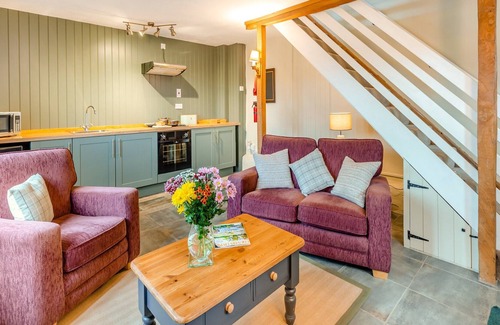 Hay-on-Wye Cabine | 1 bedroom accommodation in Ridgeway Cross, near Malvern