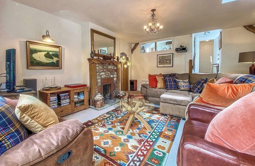 Crockerton Cottage | On the edge of the Longleat Estate, Caroline Cottage, is situated in the village of Crockerton.