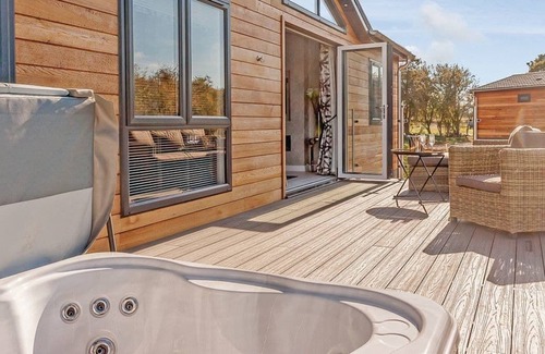 Woodbridge Cabine | 1 bedroom accommodation in Bredfield, Woodbridge