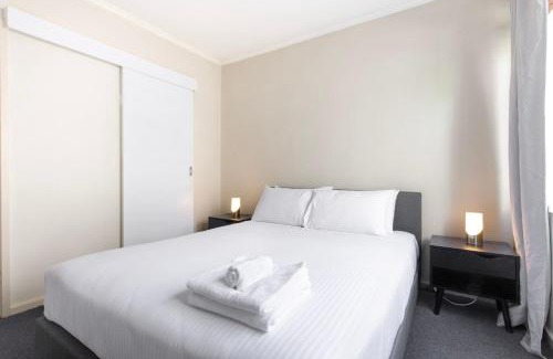 East Melbourne Appartement | 1-Bedroom Apartment with Complete Desk Setup
