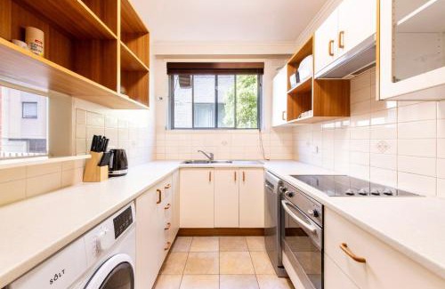 East Melbourne Appartement | 1-Bedroom Apartment with Complete Desk Setup
