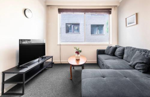 East Melbourne Appartement | 1-Bedroom Apartment with Complete Desk Setup
