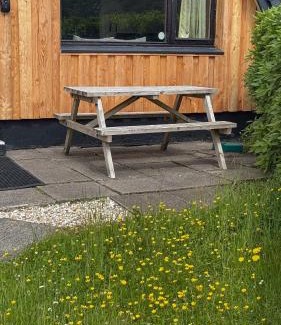 West Laroch Chalet De Ski | 1 Bedroom Cabin with Mountain & Loch Views - Quiet Location between Glencoe & Ben Nevis