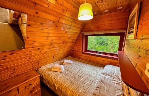 West Laroch Chalet De Ski | 1 Bedroom Cabin with Mountain & Loch Views - Quiet Location between Glencoe & Ben Nevis