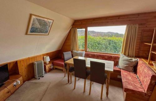 West Laroch Chalet De Ski | 1 Bedroom Cabin with Mountain & Loch Views - Quiet Location between Glencoe & Ben Nevis
