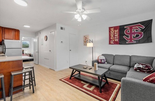 Tallahassee Copropriété | 1 Bedroom Condo Shadowing Doak Campbell Stadium