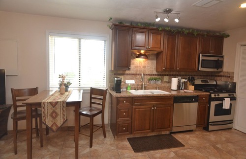 Pusch Ridge Estates Maison | 1 bedroom guest home in Oro Valley! Mountain views, hot tub. Private entry!