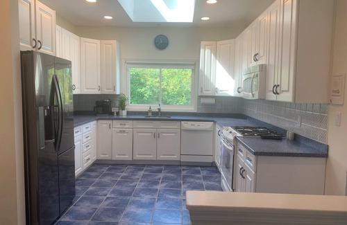 Forest Grove Maison | 1-bedroom guesthouse with sunroom and gas fireplace on Bloom Farm in Doylestown