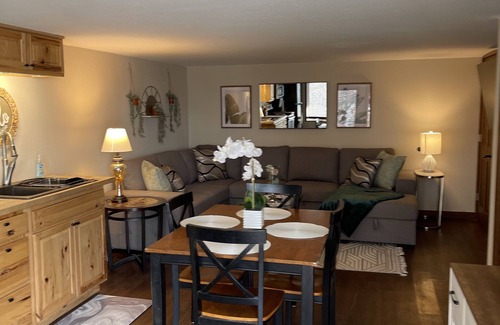 La Crosse Appartement | 1 Bedroom lake facing apartment less than 8 miles From Downtown La Crosse.