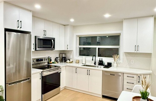 Trinity - Bellwoods Maison | 1 Bedroom Palmerston Downtown- Parking