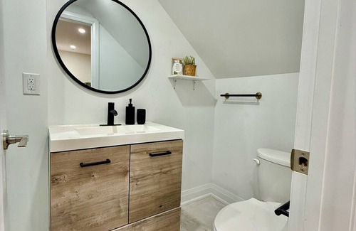 Trinity - Bellwoods Maison | 1 Bedroom Palmerston Downtown- Parking