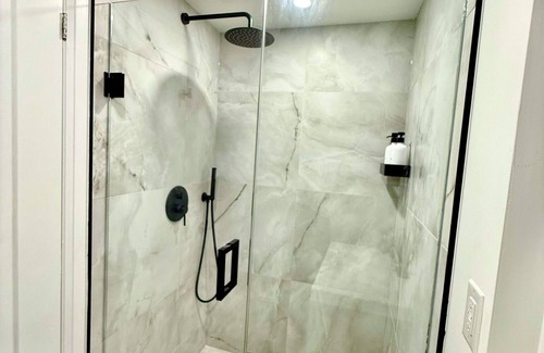 Trinity - Bellwoods Maison | 1 Bedroom Palmerston Downtown- Parking