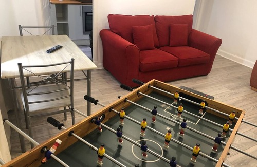 Kelty Appartement | 1 Bedroom Pet Friendly Apt Wd Free Wifi, Parking, Netflix & Pool Table. Sleeps 3