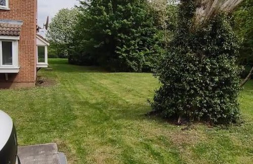 Coppetts Appartement | 1 bedroom refurbished flat with free parking
