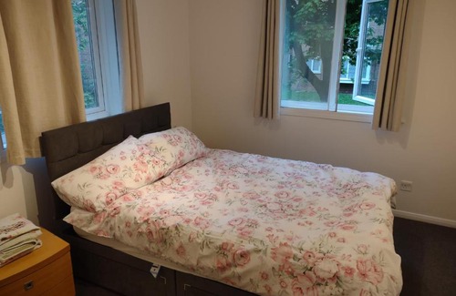 Coppetts Appartement | 1 bedroom refurbished flat with free parking