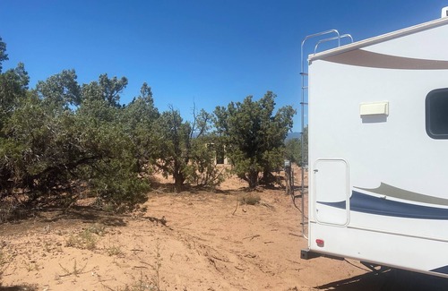 Roosevelt Maison | 1-bedroom RV in amazing Roosevelt with WiFi, AC can sleep 4 adults and one child