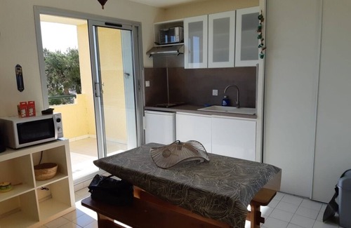 Saint-Pierre-la-Mer Appartement | Studio avec 1 chambre avec vue sur mer. Idéal pour 2 adultes et 1 enfant.