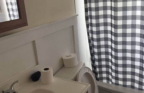 Ferguson Maison | 1 bedroom shared space with 2 other tenants in a 3 bedroom single family.