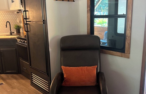 Packwood Maison | 1-bedroom travel camper @ end of high valley with King Bed, hdtv, bbq,WiFi, AC