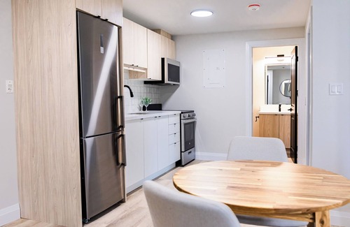 Kitchener Appartement | 1 Bedroom Unit with living space and full kitchen Prime Downtown location