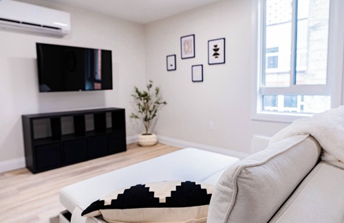 Kitchener Appartement | 1 Bedroom Unit with living space and full kitchen Prime Downtown location