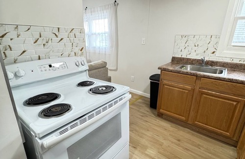 Newark Appartement | 1 Bedroom Urban Retreat with Patio & Gym!