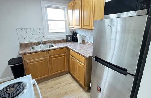 Newark Appartement | 1 Bedroom Urban Retreat with Patio & Gym!