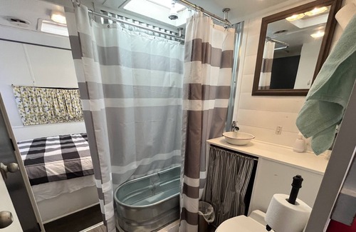 Norman Park Maison | 1 Bedroom Vintage Camper - Ruby