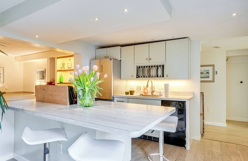 Lynn Appartement | 1 Block to Beach: Pet-Friendly Apt w/ Yard in Lynn