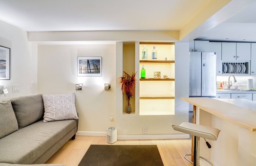 Lynn Appartement | 1 Block to Beach: Pet-Friendly Apt w/ Yard in Lynn