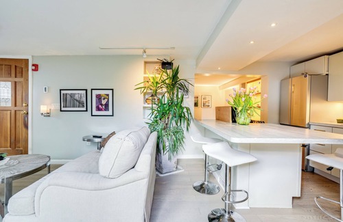 Lynn Appartement | 1 Block to Beach: Pet-Friendly Apt w/ Yard in Lynn