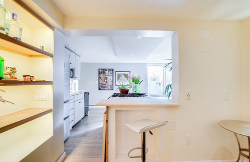 Lynn Appartement | 1 Block to Beach: Pet-Friendly Apt w/ Yard in Lynn