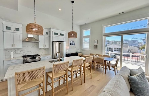 Sea Isle City Maison | 1 Block to Beach Mid-Island Elevator and a Pool Dreams do come true