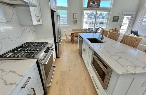 Sea Isle City Maison | 1 Block to Beach Mid-Island Elevator and a Pool Dreams do come true