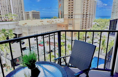 Waikiki Appartement | 1 Block to Beach! Waikiki Ocean View Large Studio with work space, 3 Beds
