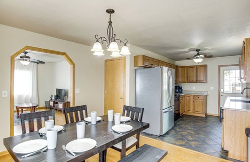 Oskaloosa Maison | 1 Block to Dtwn Oskaloosa: Family Home w/Deck!