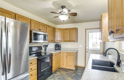Oskaloosa Maison | 1 Block to Dtwn Oskaloosa: Family Home w/Deck!