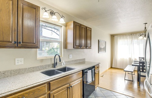 Oskaloosa Maison | 1 Block to Dtwn Oskaloosa: Family Home w/Deck!