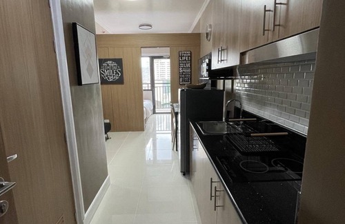 San Lorenzo Copropriété | 1 BR Fully Furnished Condo in Makati with Pool and Parking - Red Res. Unit 1132