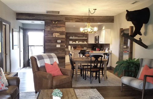 Blowing Rock Copropriété | Une chambre récemment rénovée dans Chetola Resort avec des équipements