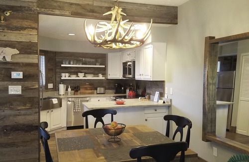 Blowing Rock Copropriété | Une chambre récemment rénovée dans Chetola Resort avec des équipements