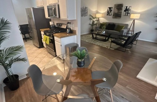 Beverly Hills Hôtel | 1 BR Oasis Beverly Hills, Parking, Pool, & Fitness