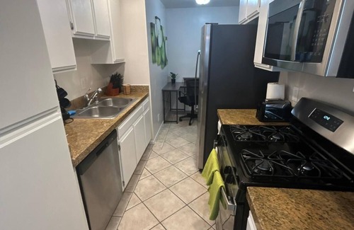 Beverly Hills Hôtel | 1 BR Oasis Beverly Hills, Parking, Pool, & Fitness