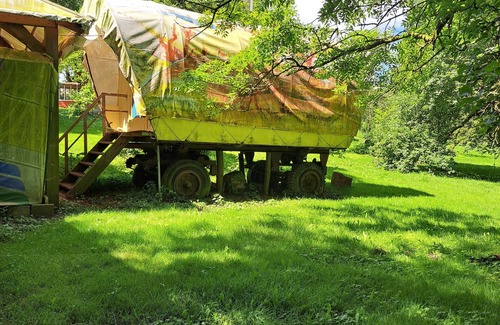 Carinerland Location De VR | 1 camp = 3 wagons couverts :) Véritable aventure nature pour 6 créatifs