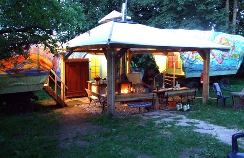 Carinerland Location De VR | 1 camp = 3 wagons couverts :) Véritable aventure nature pour 6 créatifs