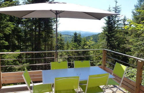 Saint-Bonnet-le-Froid Cabine | 1 yourte contemporaine tout confort située dans un bois en terrasse avec vue.
