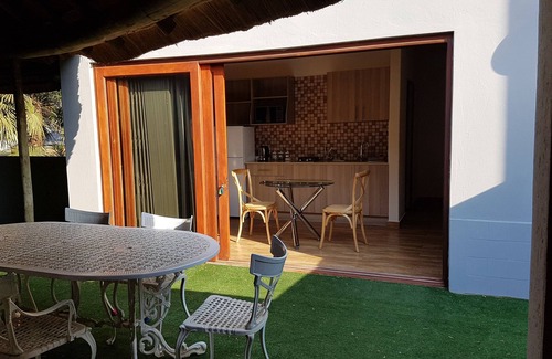 Greater Johannesburg Metropolitan Area Appartement | 1 unité au sol de luxe avec lit double, immense télévision + jardin privé