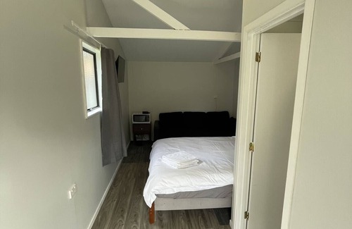 Rotorua Chalet De Ski | 1 Double 1 Sofa Beds Garden Chalet 9C