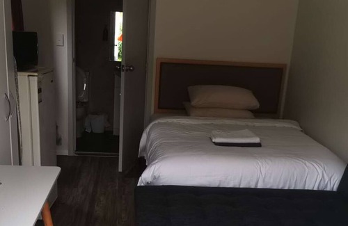 Mount Albert Chalet De Ski | 1 Double and 1 sofa bed Garden Chalet B